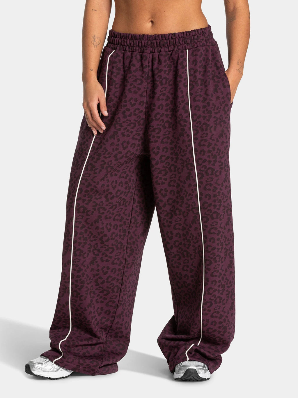 These women's leopard print yoga pants feature a stylish design with personality and texture. Made of highly elastic, skin-frien