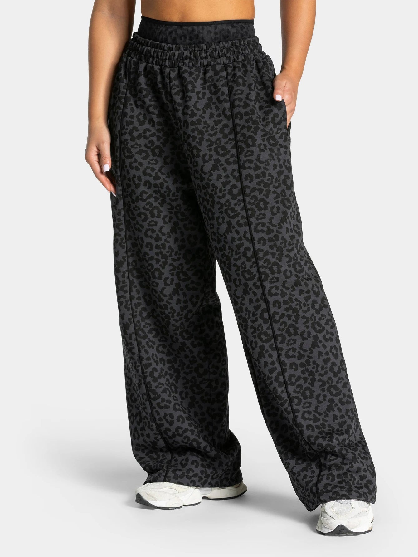These women's leopard print yoga pants feature a stylish design with personality and texture. Made of highly elastic, skin-frien