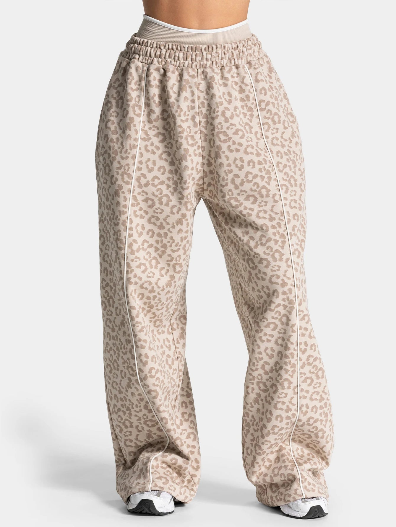 These women's leopard print yoga pants feature a stylish design with personality and texture. Made of highly elastic, skin-frien