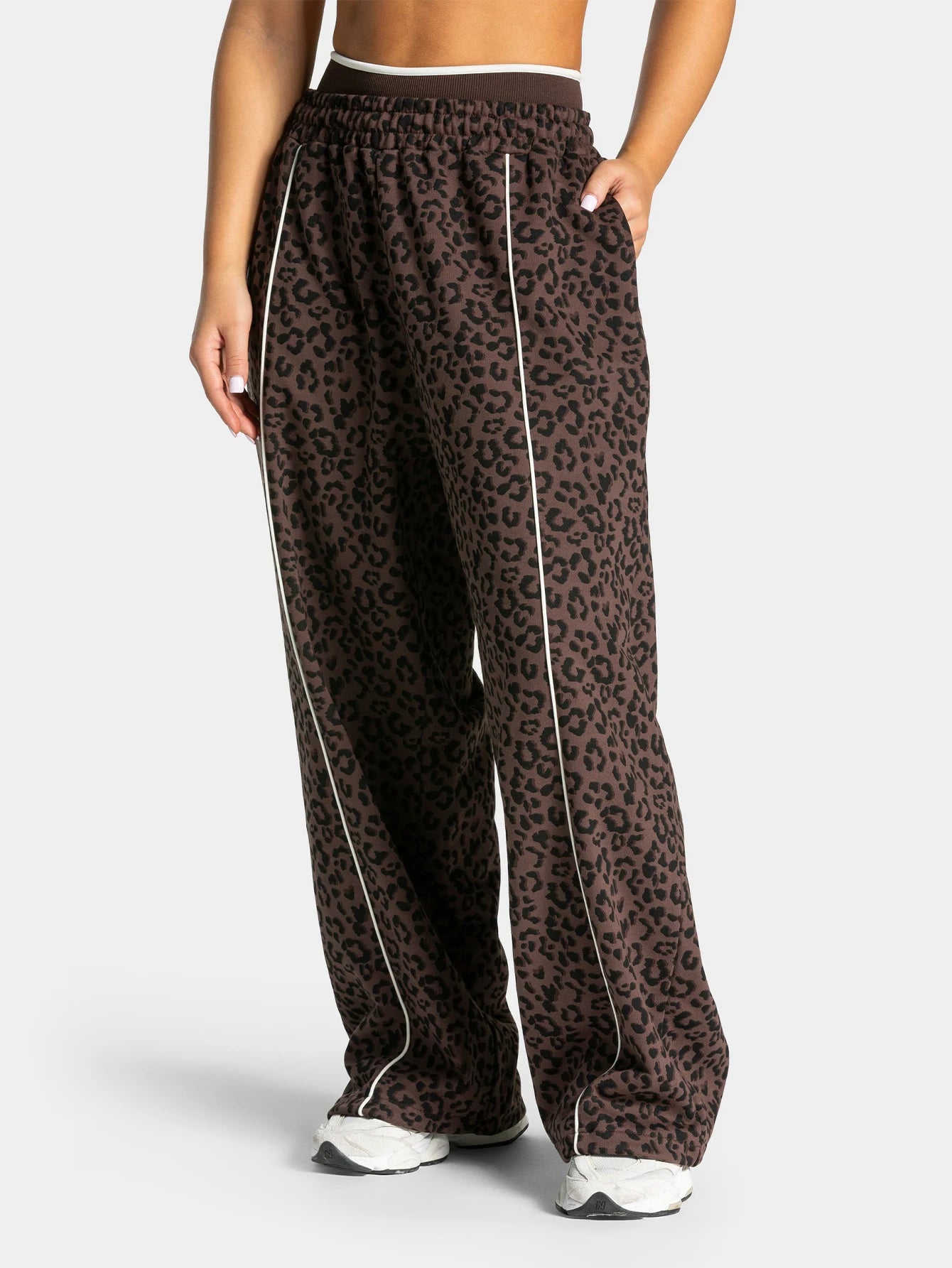 These women's leopard print yoga pants feature a stylish design with personality and texture. Made of highly elastic, skin-frien