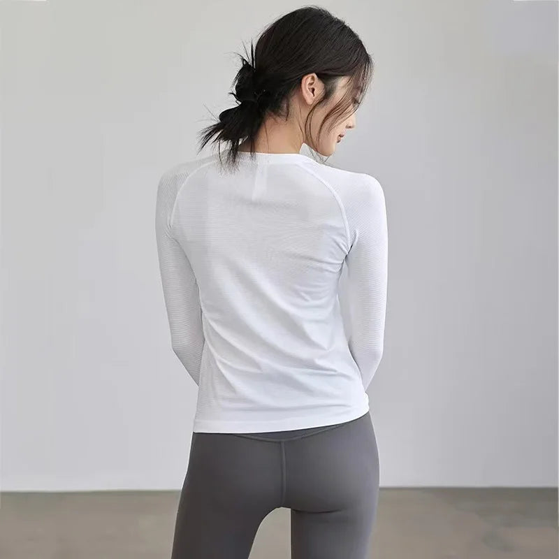 Ultra-Lightweight Seamless Yoga Top with Thumb Holes - Quick-Dry, Moisture-Wicking, No Chafing, Ideal for Any Workout!