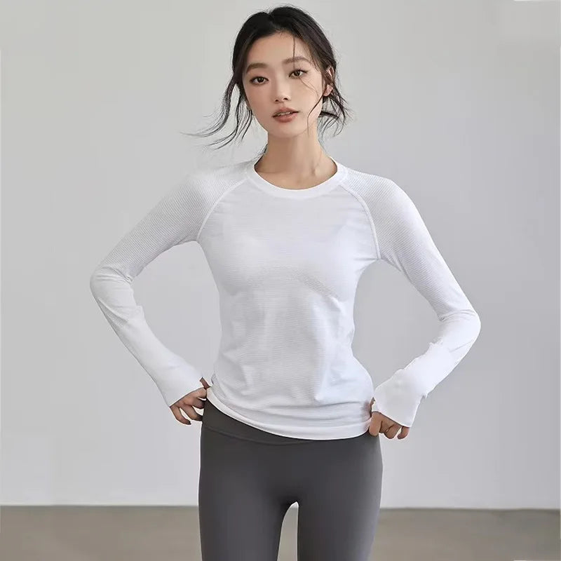 Ultra-Lightweight Seamless Yoga Top with Thumb Holes - Quick-Dry, Moisture-Wicking, No Chafing, Ideal for Any Workout!