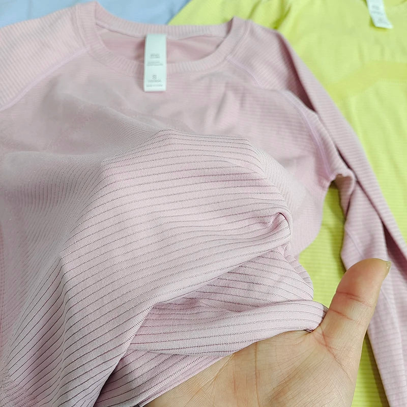 Ultra-Lightweight Seamless Yoga Top with Thumb Holes - Quick-Dry, Moisture-Wicking, No Chafing, Ideal for Any Workout!