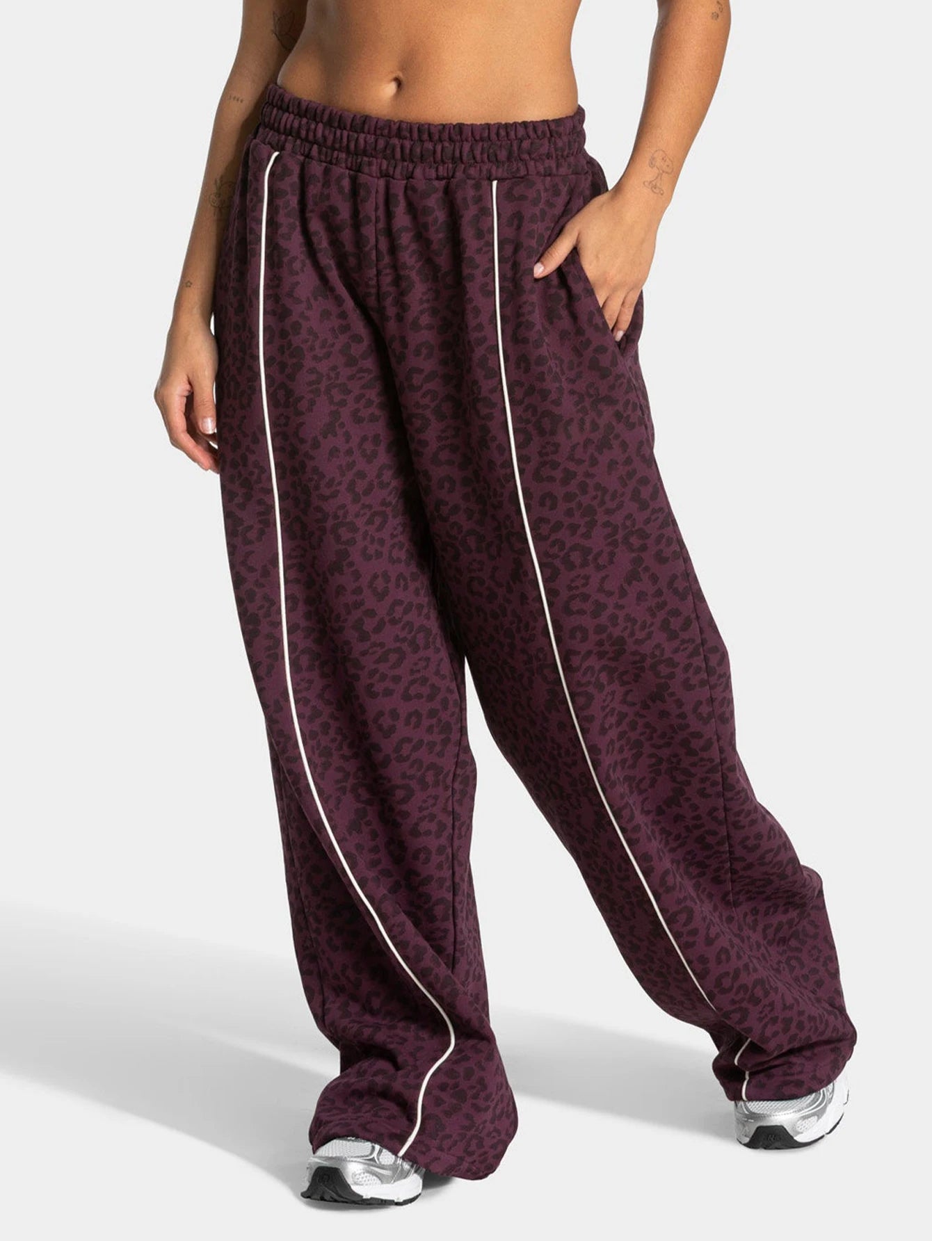 These women's leopard print yoga pants feature a stylish design with personality and texture. Made of highly elastic, skin-frien