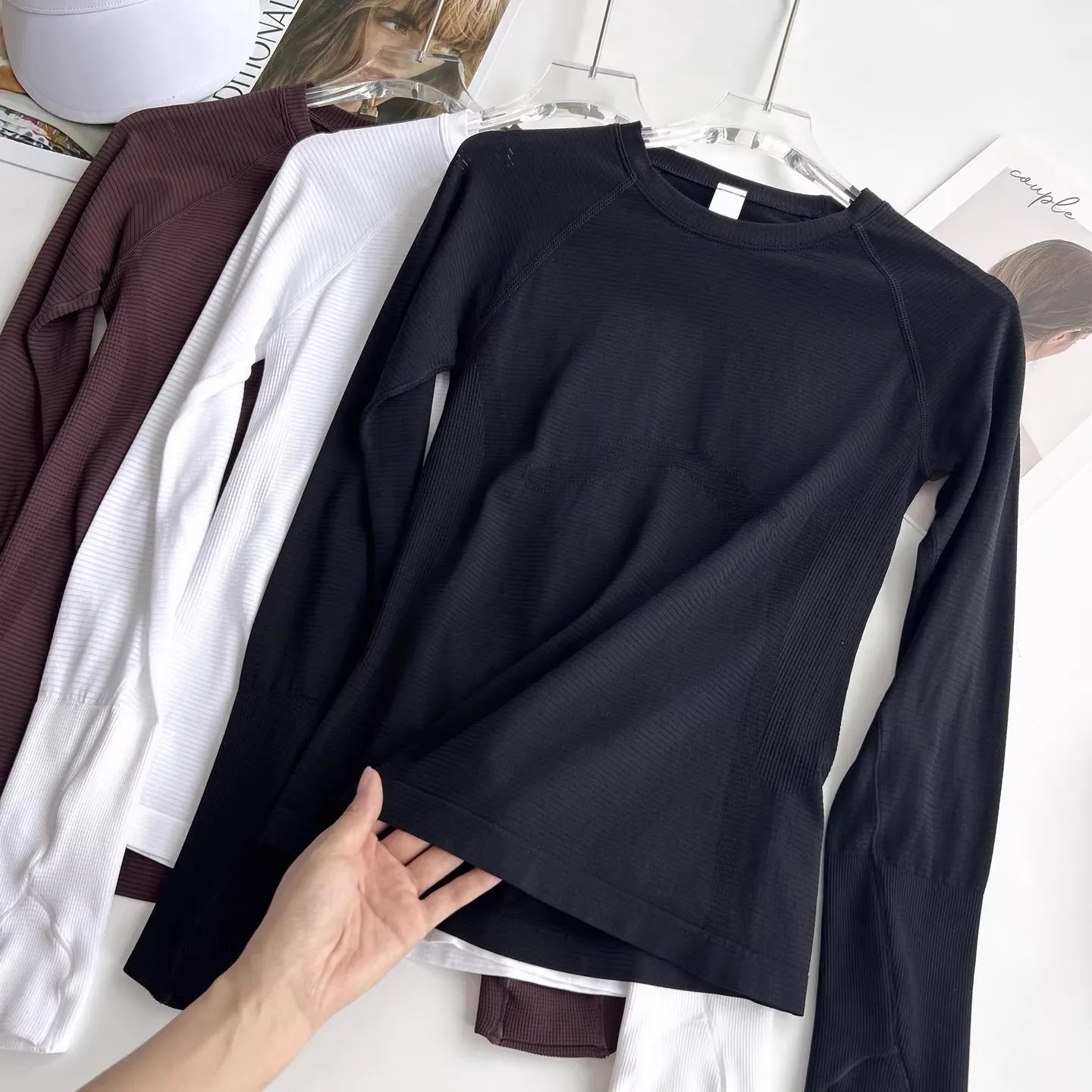 Ultra-Lightweight Seamless Yoga Top with Thumb Holes - Quick-Dry, Moisture-Wicking, No Chafing, Ideal for Any Workout!