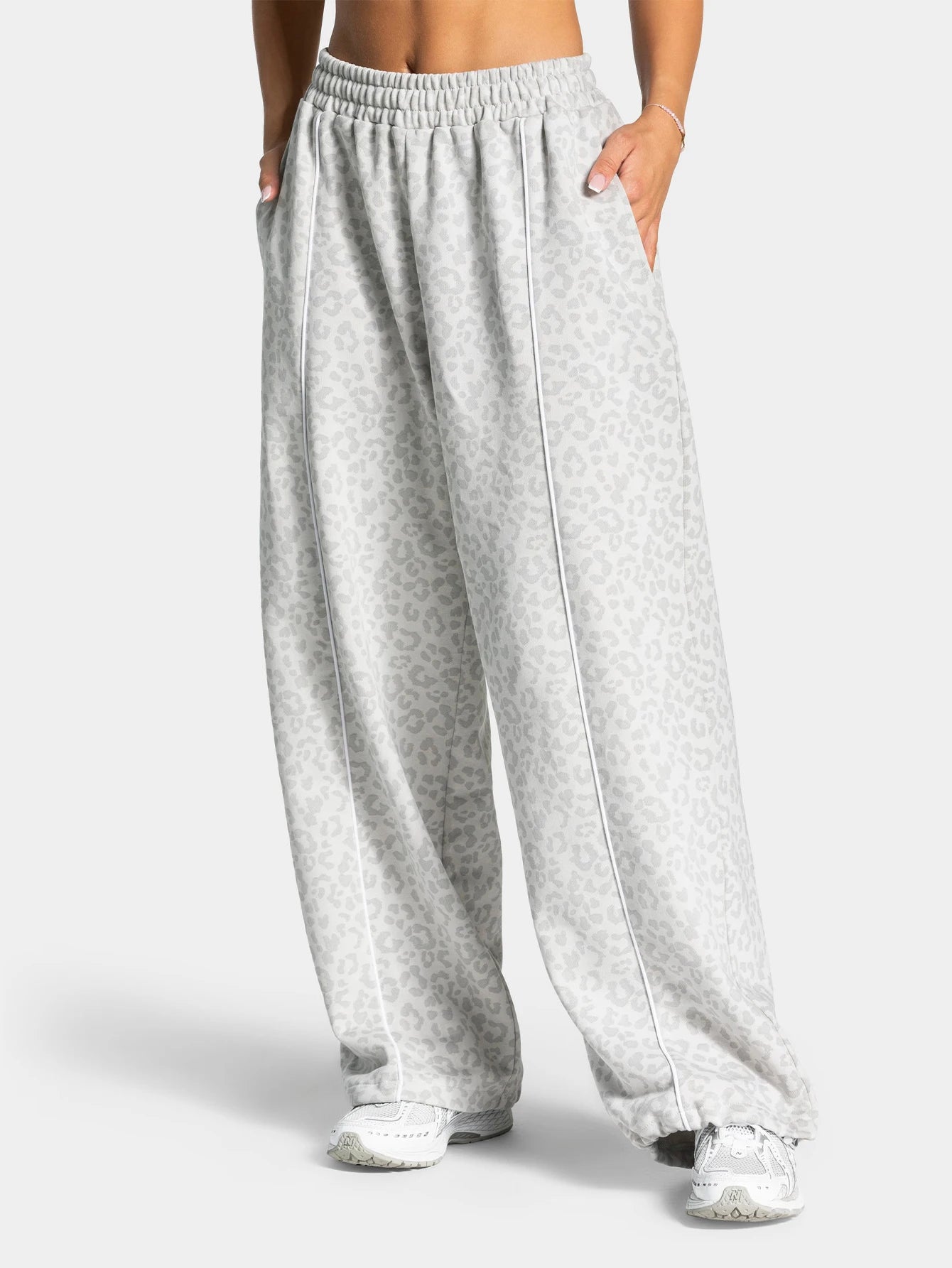 These women's leopard print yoga pants feature a stylish design with personality and texture. Made of highly elastic, skin-frien