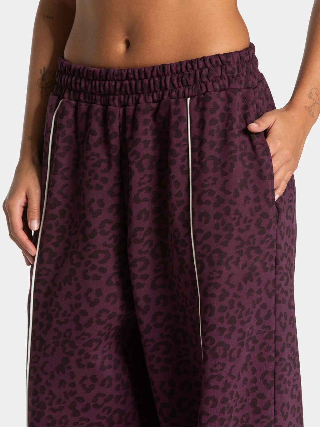 These women's leopard print yoga pants feature a stylish design with personality and texture. Made of highly elastic, skin-frien