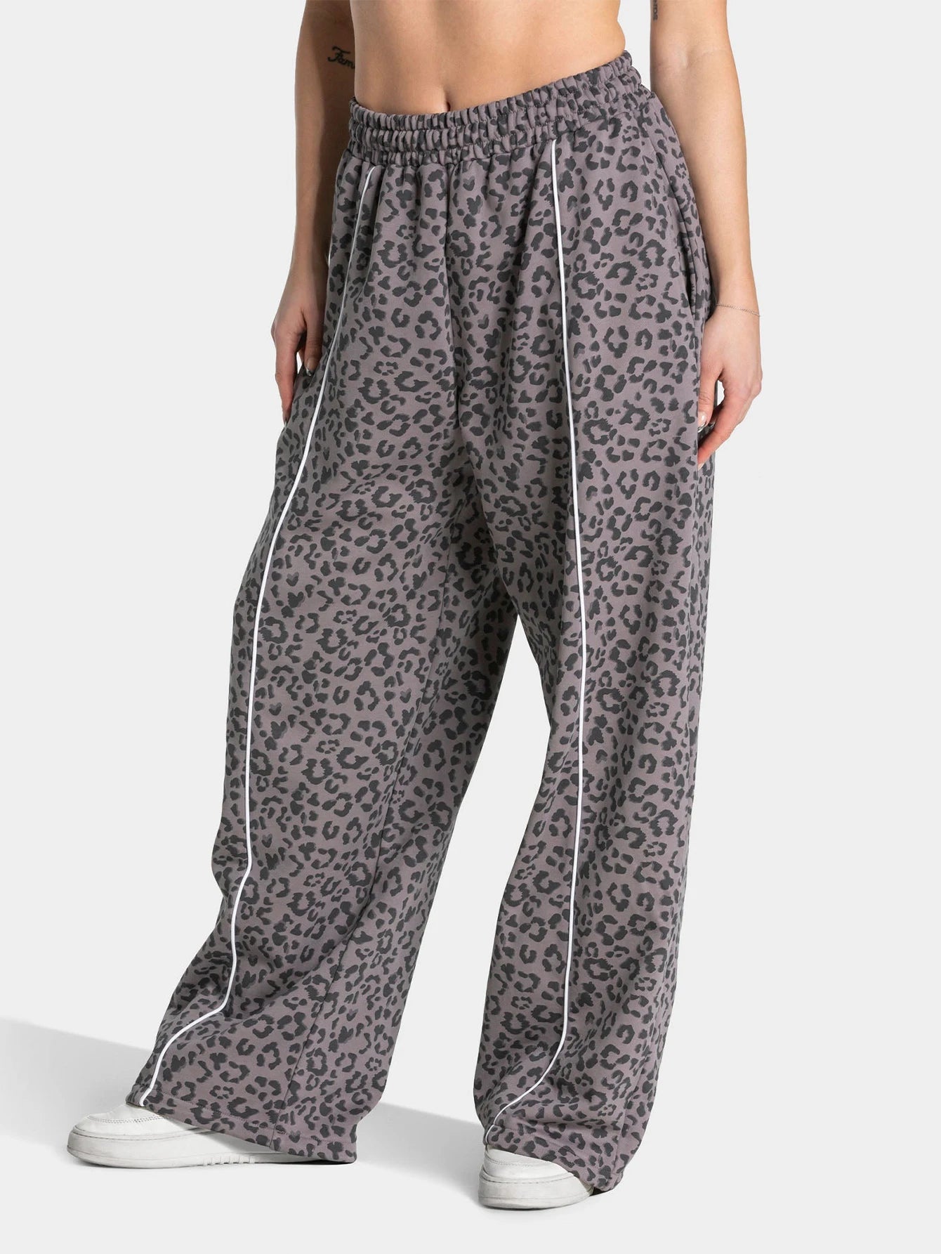 These women's leopard print yoga pants feature a stylish design with personality and texture. Made of highly elastic, skin-frien